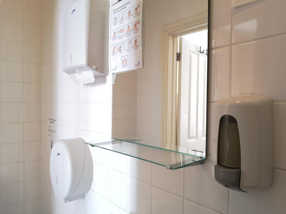 Posto Letto in Dormitorio Femminile con 6 Letti