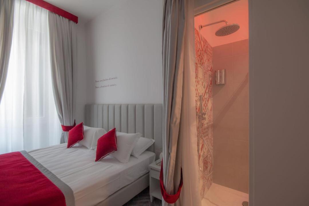 Deluxe Double Room Shower