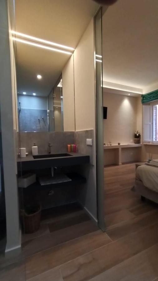Deluxe Double Room Shower,1167422533:JPEG