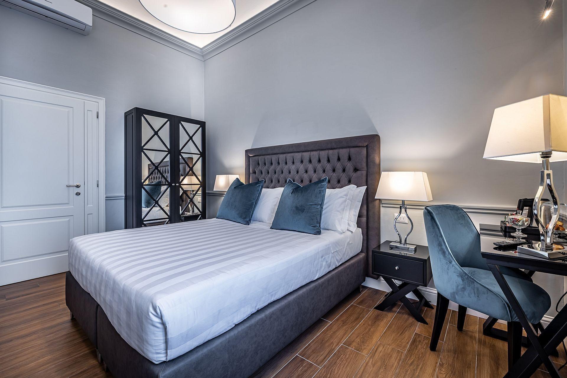 Queen room with external bathroom and double or twin beds