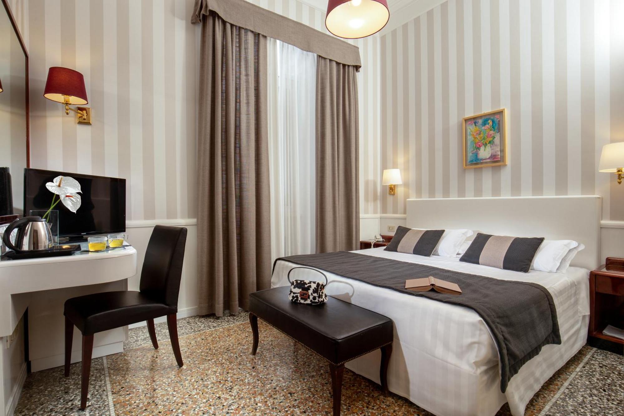 Double or Twin Room,943146265:JPEG