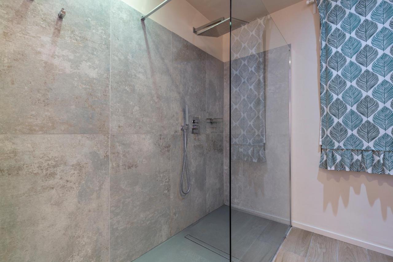 Deluxe Double Room Shower