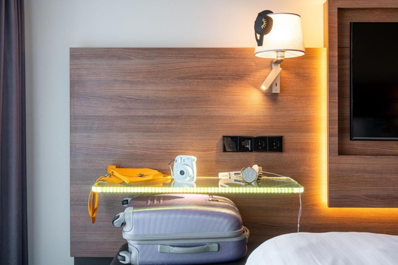Double Room - Moxy Sleeper Queen,1356347138:JPEG