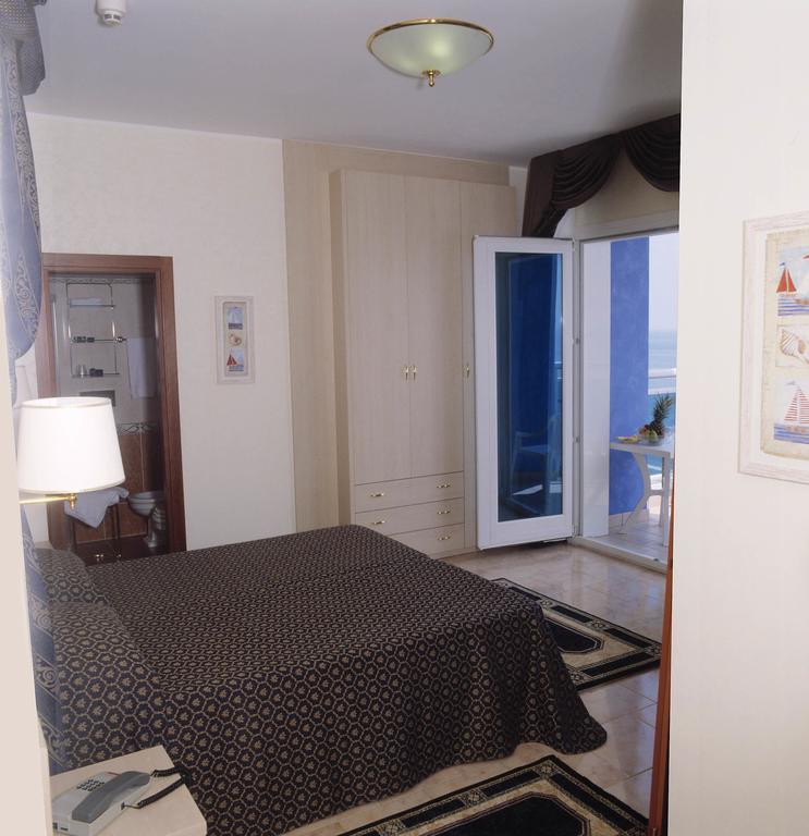 Camera Tripla con Vista Mare e Balcone.
