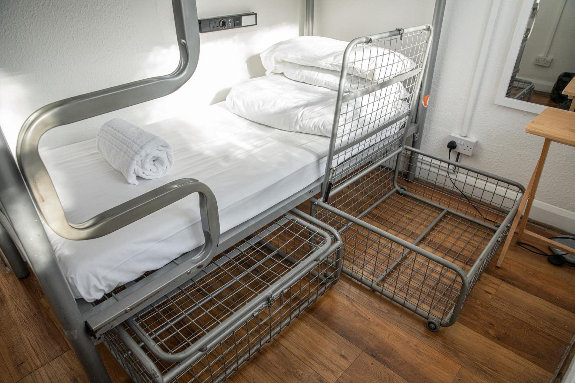 Posto Letto in Dormitorio Misto per 10 Persone con Bagno in Comune