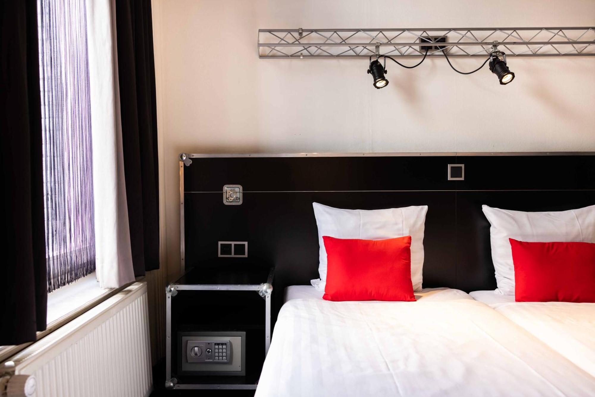 Basic Double or Twin Room with Shared Bathroom,1516412788:JPEG