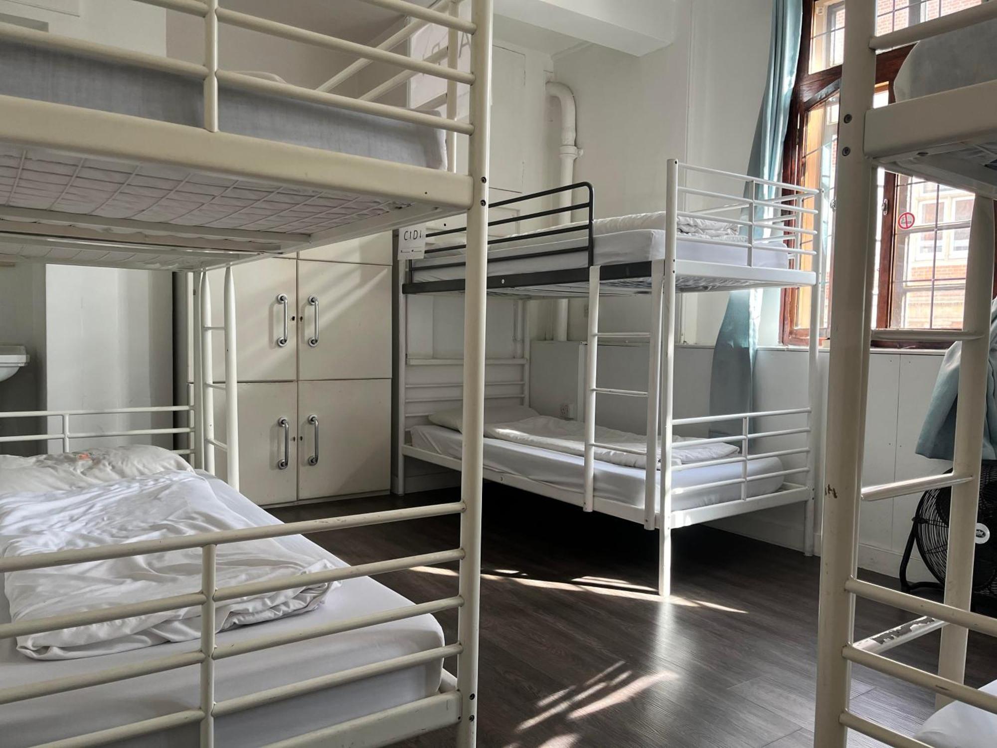 Posto Letto in Dormitorio Misto con 6 Letti