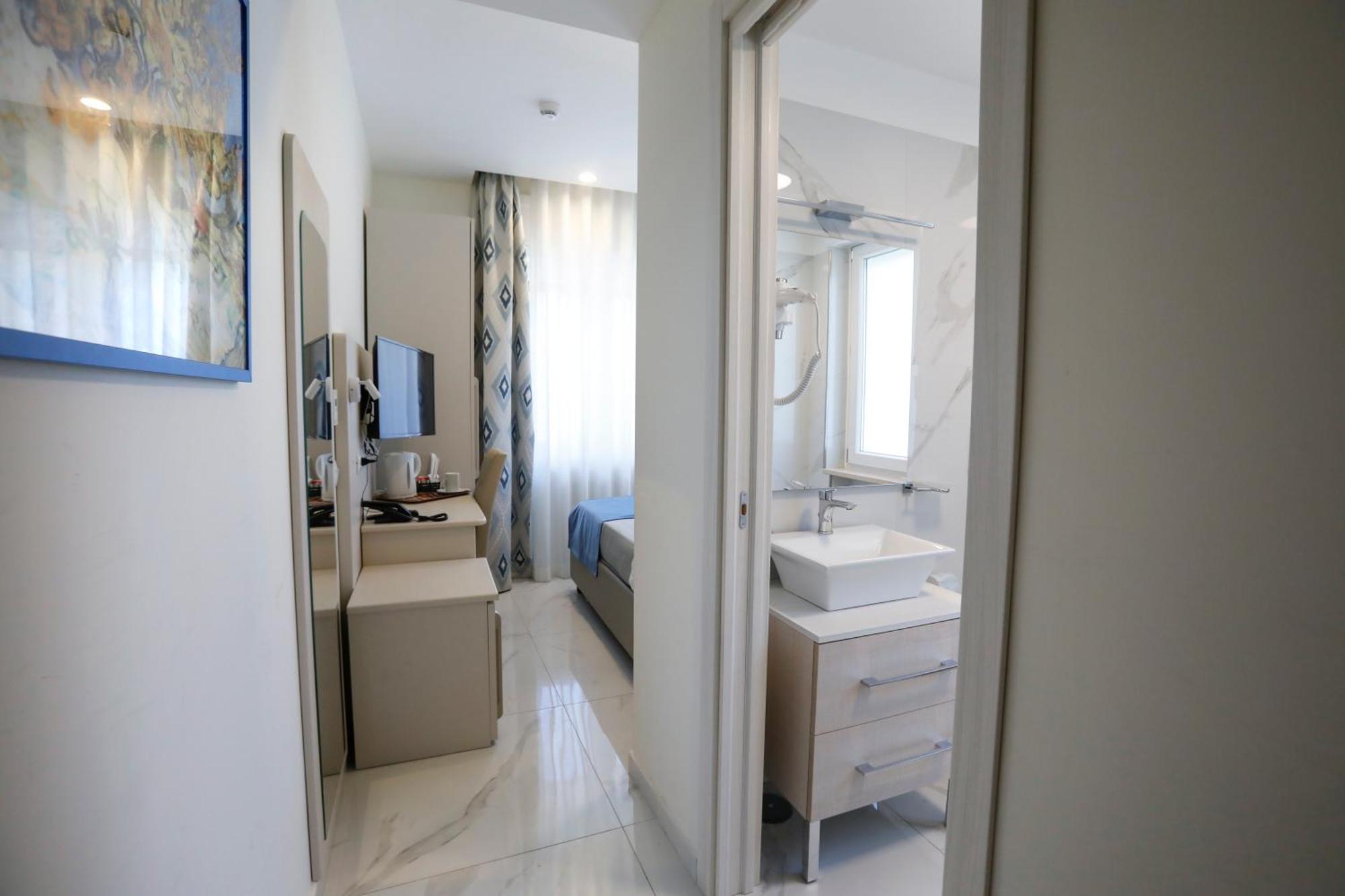 Small Single Room,1593974536:JPEG