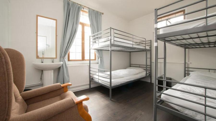 Posto Letto in Dormitorio Misto con 4 Letti