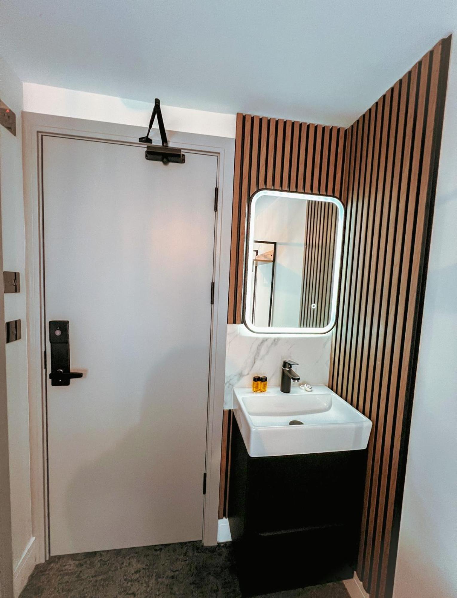 Single Room,1557387418:JPEG