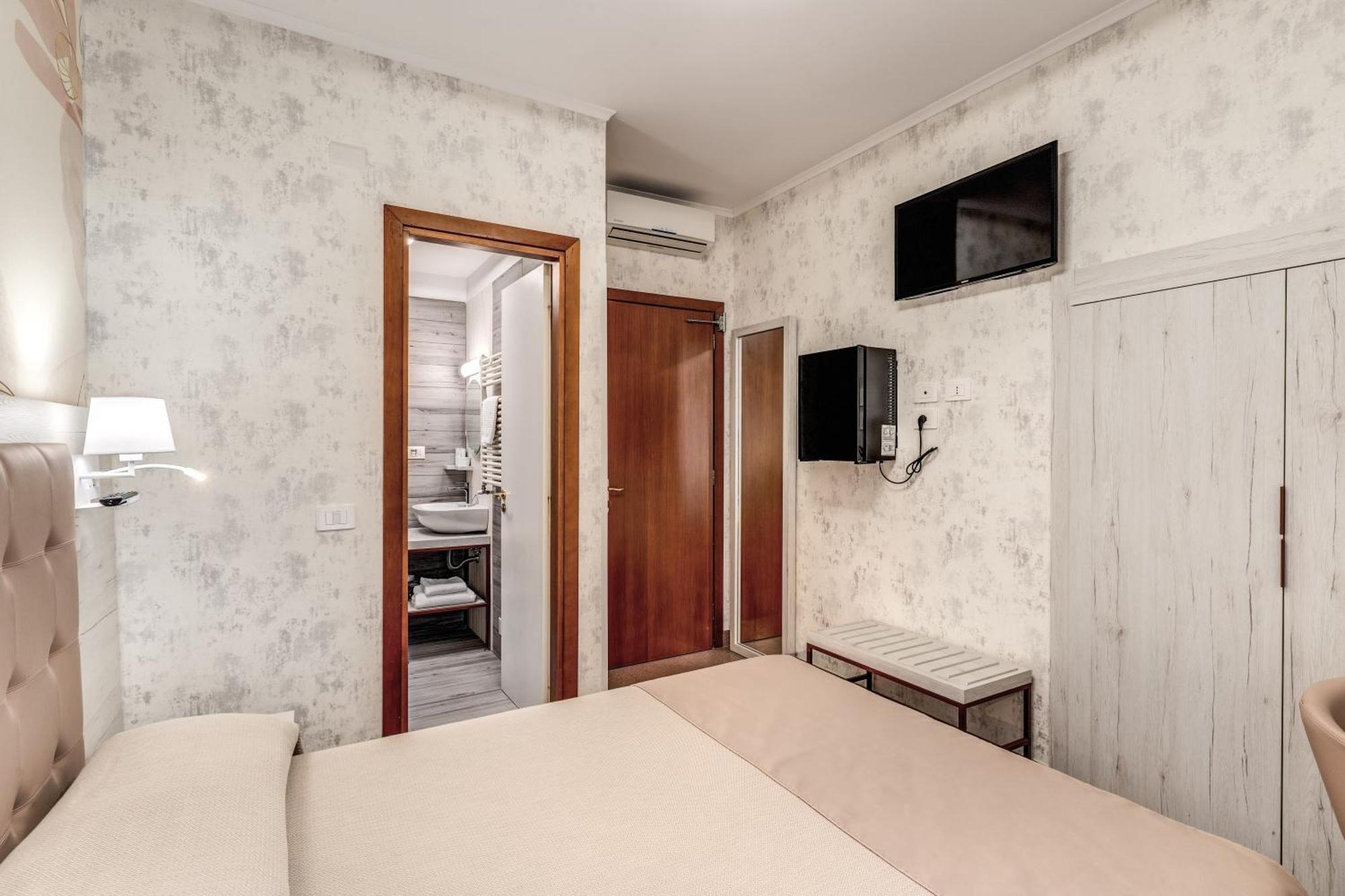 Superior Single Room,1587496261:JPEG