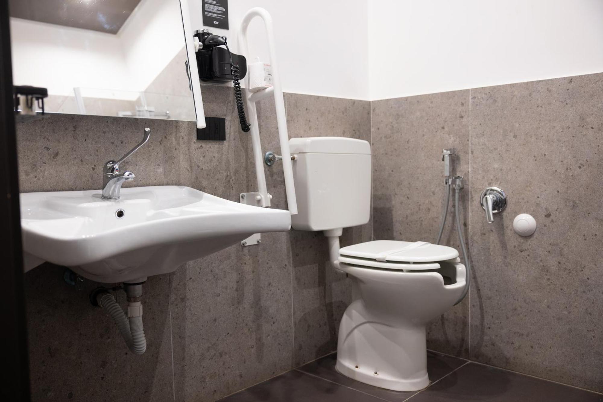 Double or Twin Room Disability Access,1661665449:JPEG