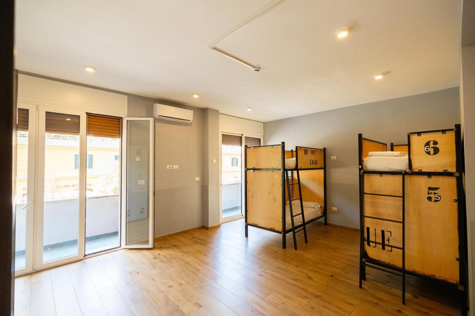 Posto Letto in Dormitorio Femminile con 6 Letti
