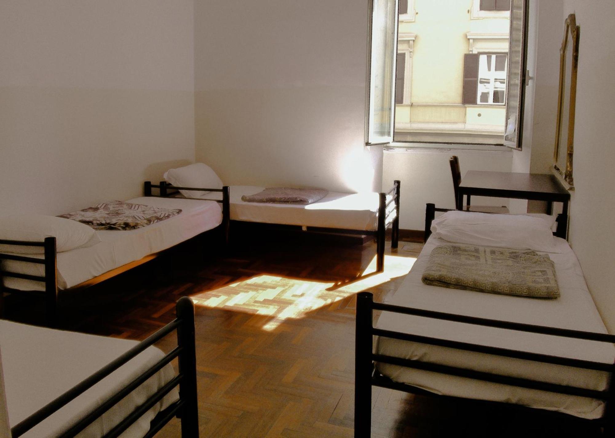 Posto Letto in Dormitorio Misto con 4 Letti