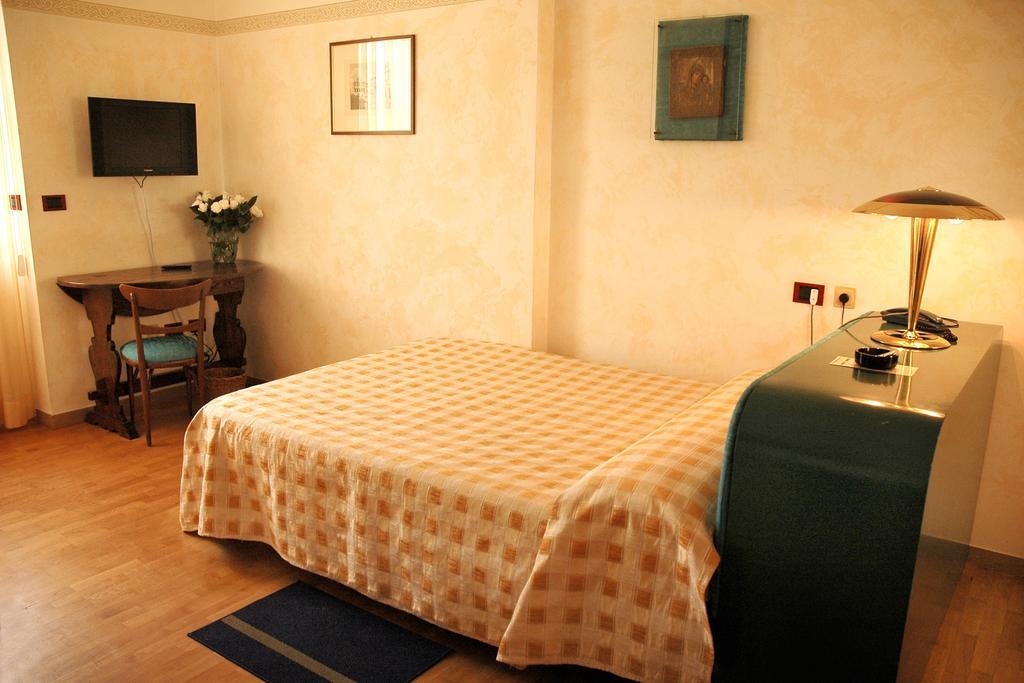 Superior Single Room,642702093:JPEG
