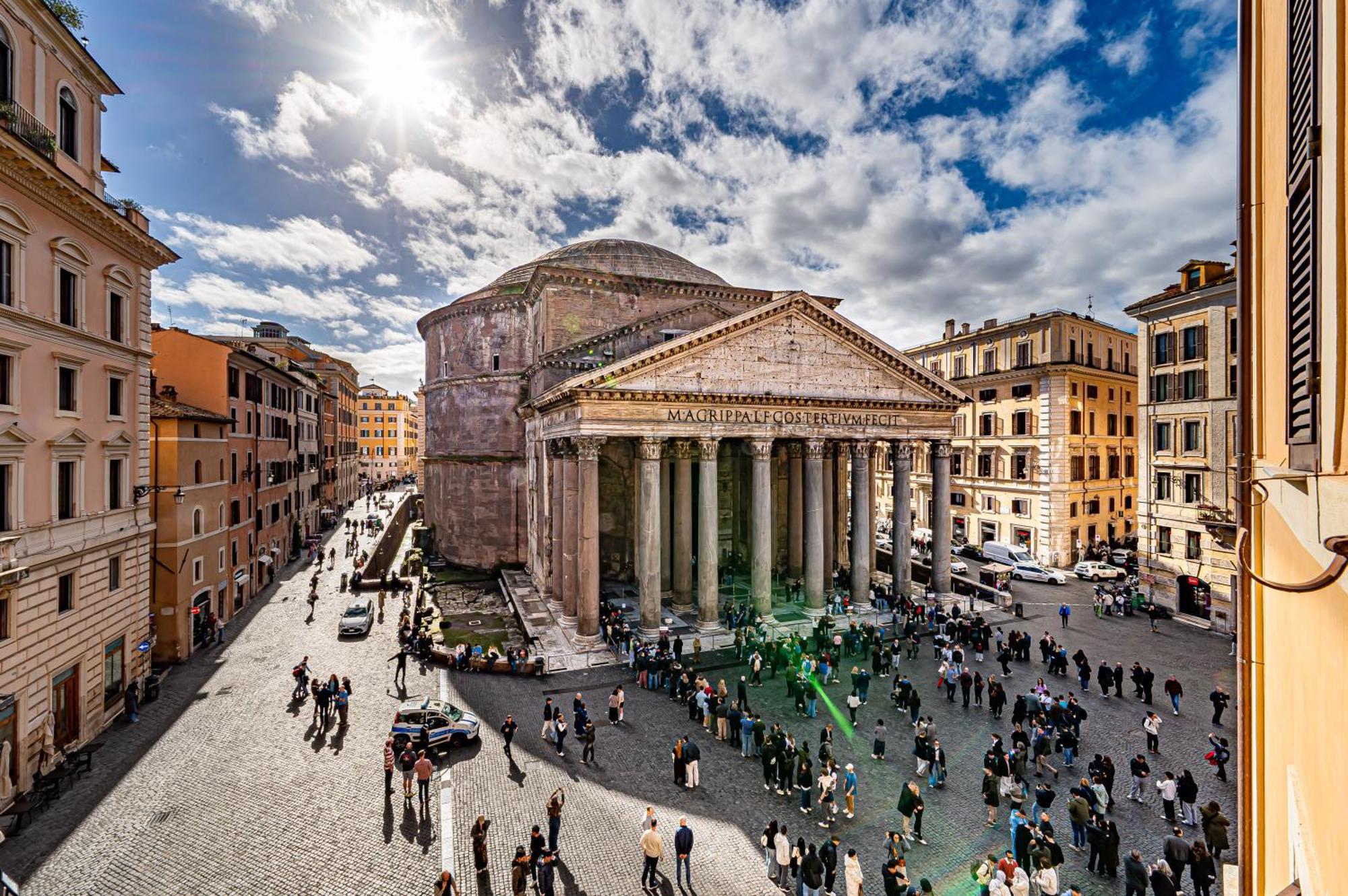 Romantic Room with French Bed and Pantheon view
