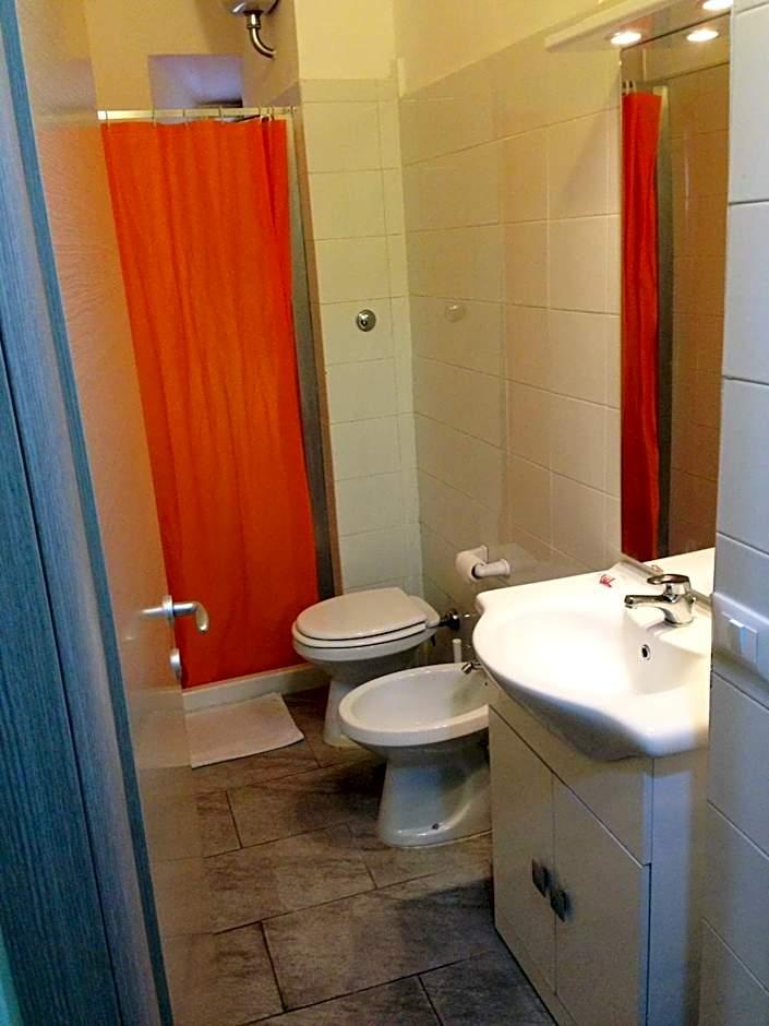 Camera Matrimoniale/Doppia con Letti Singoli con Bagno in Comune