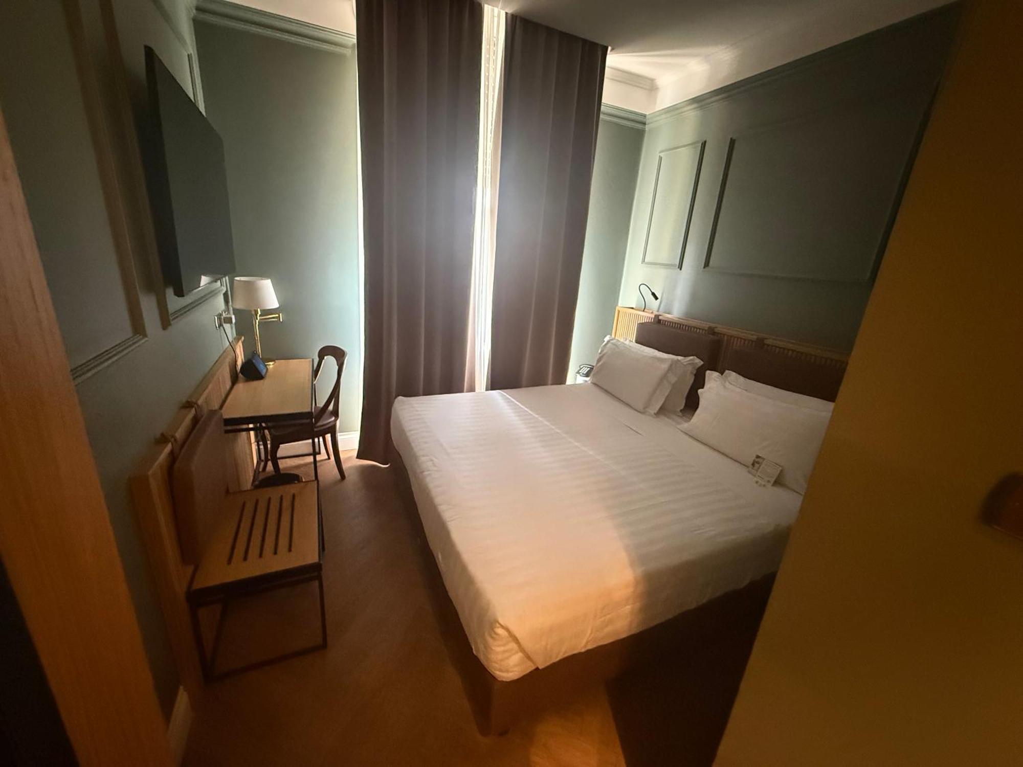 Camera Matrimoniale Small con Letto alla Francese