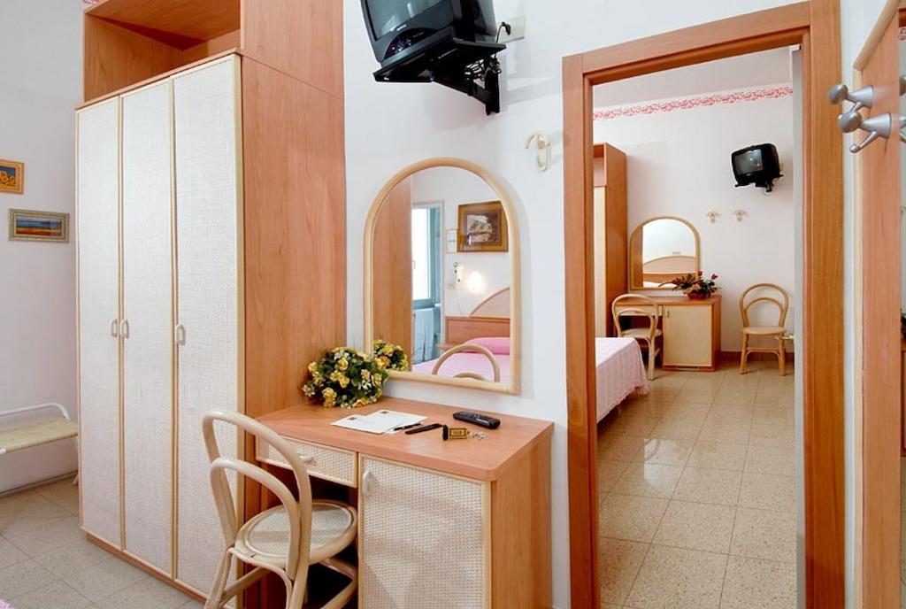 Due Camere Comunicanti con Vista Mare Parziale