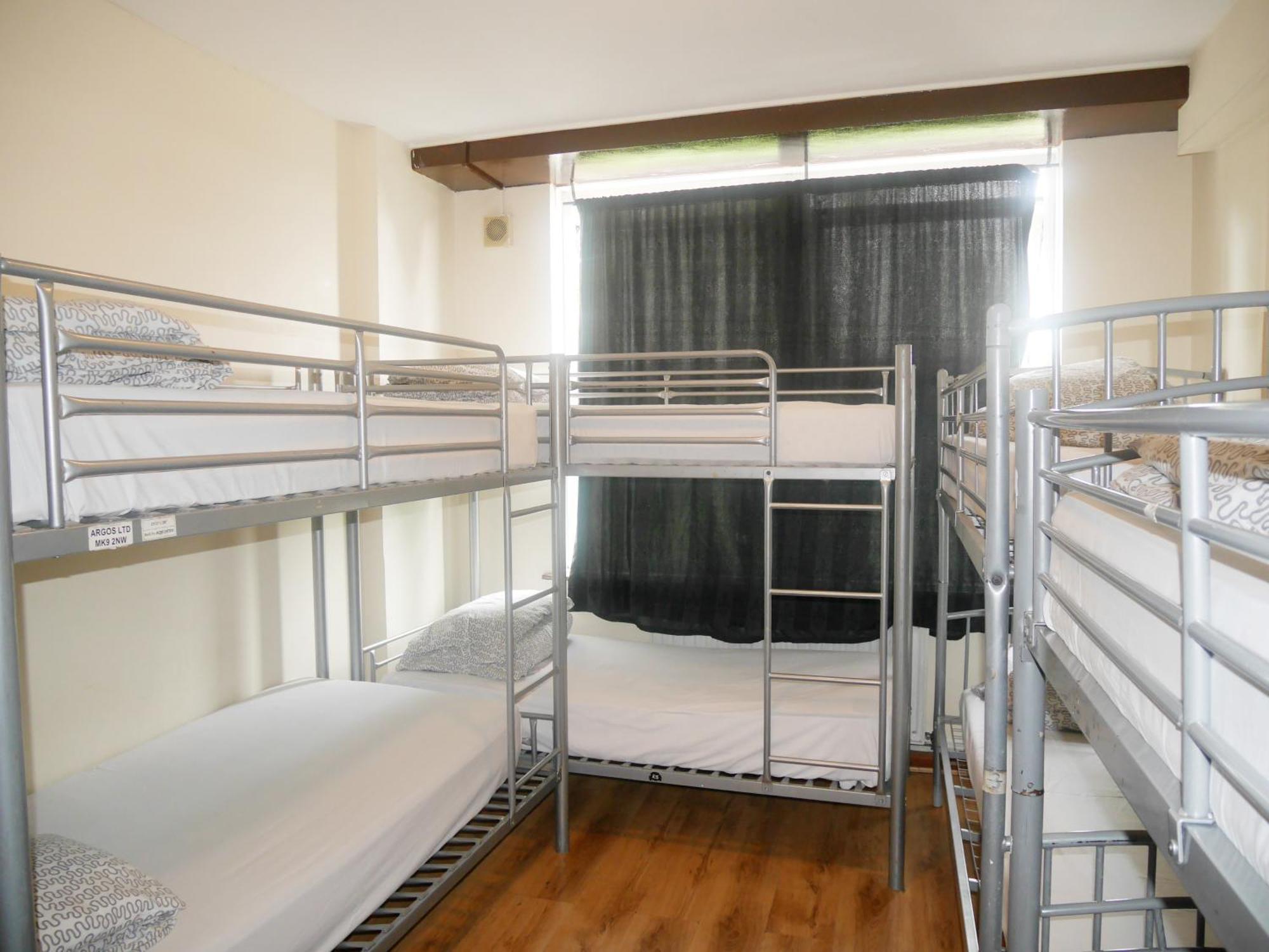 Posto Letto in Dormitorio Misto con 8 Letti