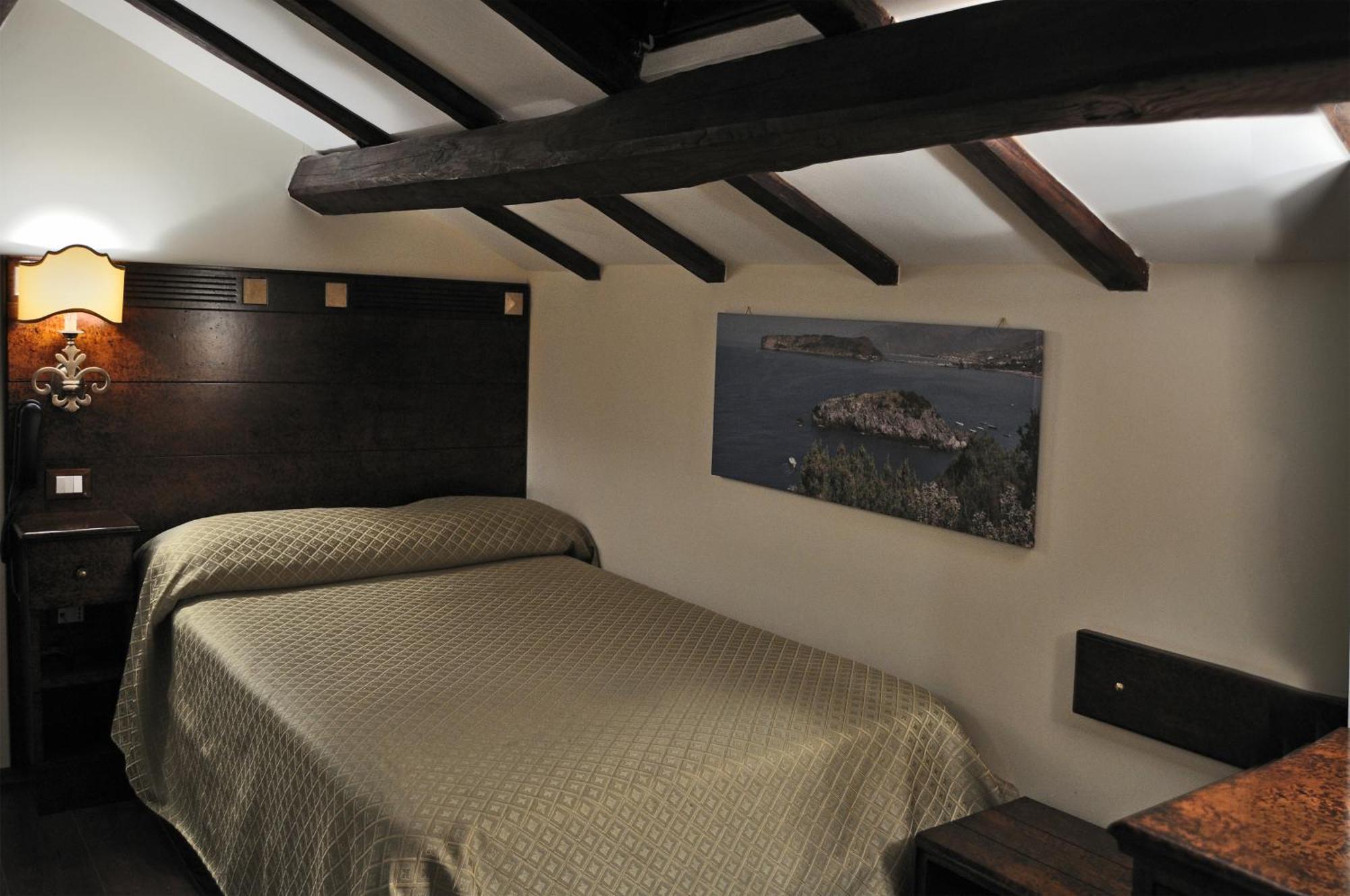 Economy Double Room Small Double Bed,42661753:JPEG
