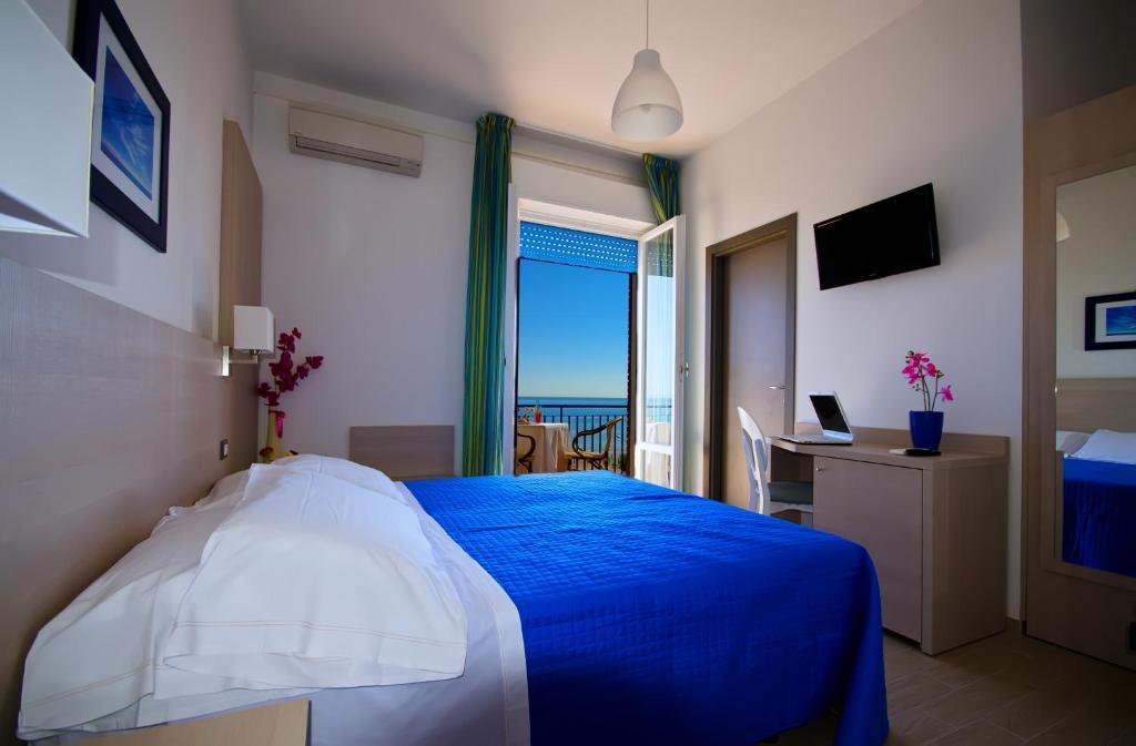 Camera Tripla con Vista Mare