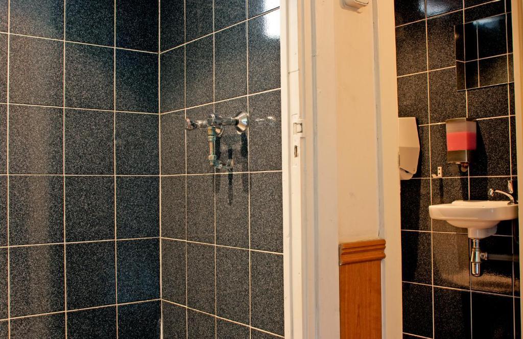 Single Room with Shared Bathroom,39475201:JPEG