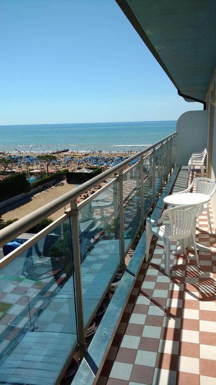 2 Camere Matrimoniali Comunicanti con Balcone e Vista Mare Parziale