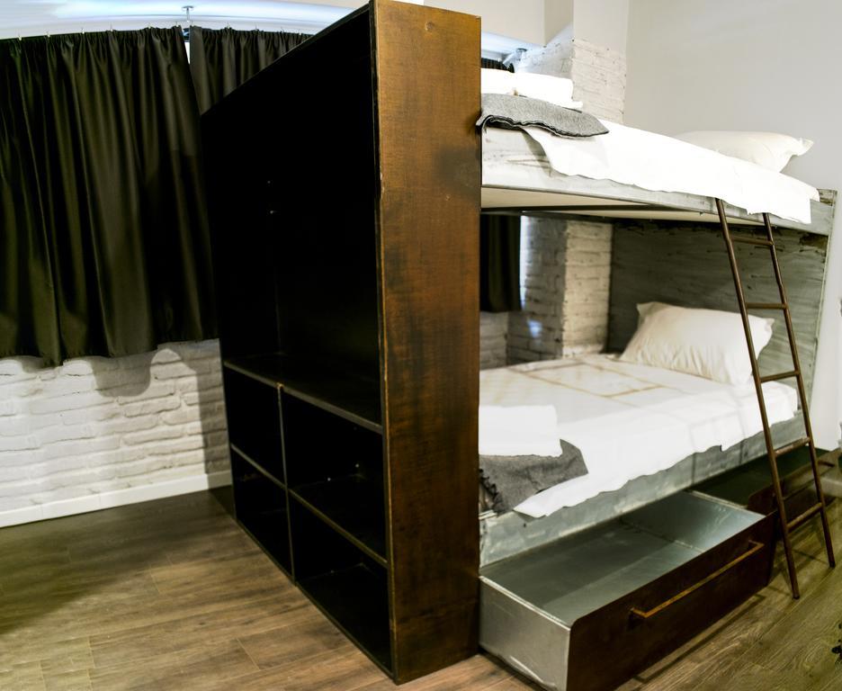 Posto Letto in Dormitorio Maschile con 4 Letti e Bagno Interno