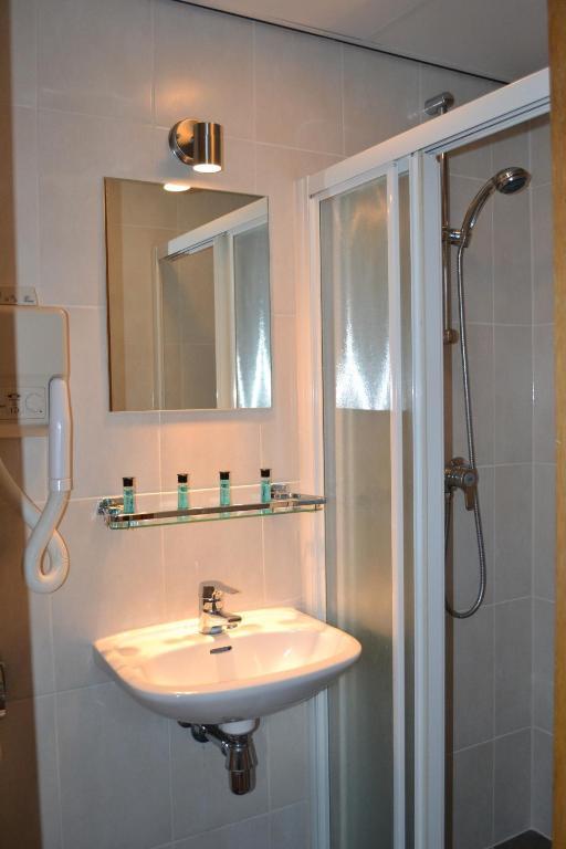 Double Room with Shared Bathroom,64818421:JPEG