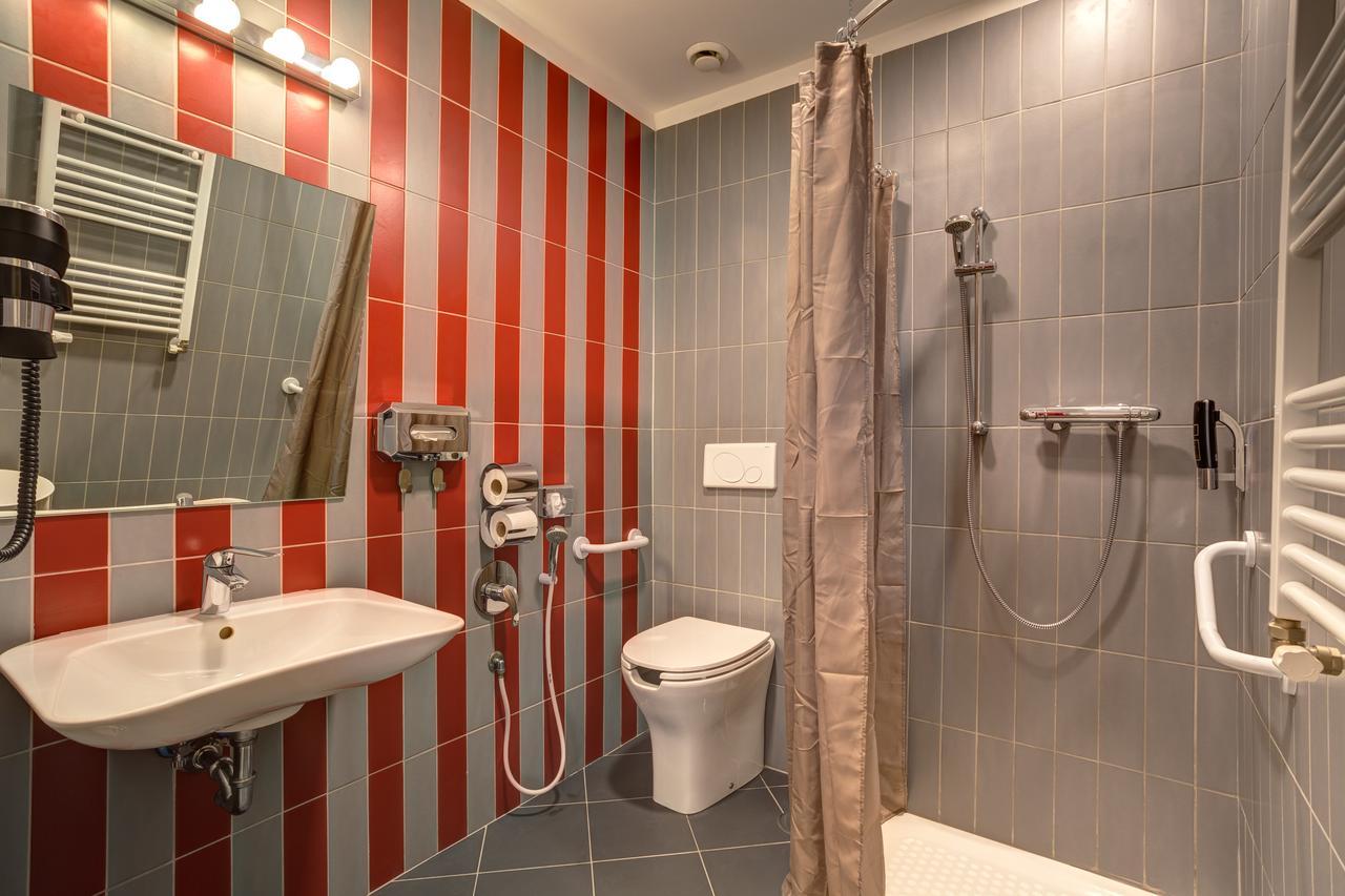 Posto Letto in Dormitorio Femminile con 5 Letti