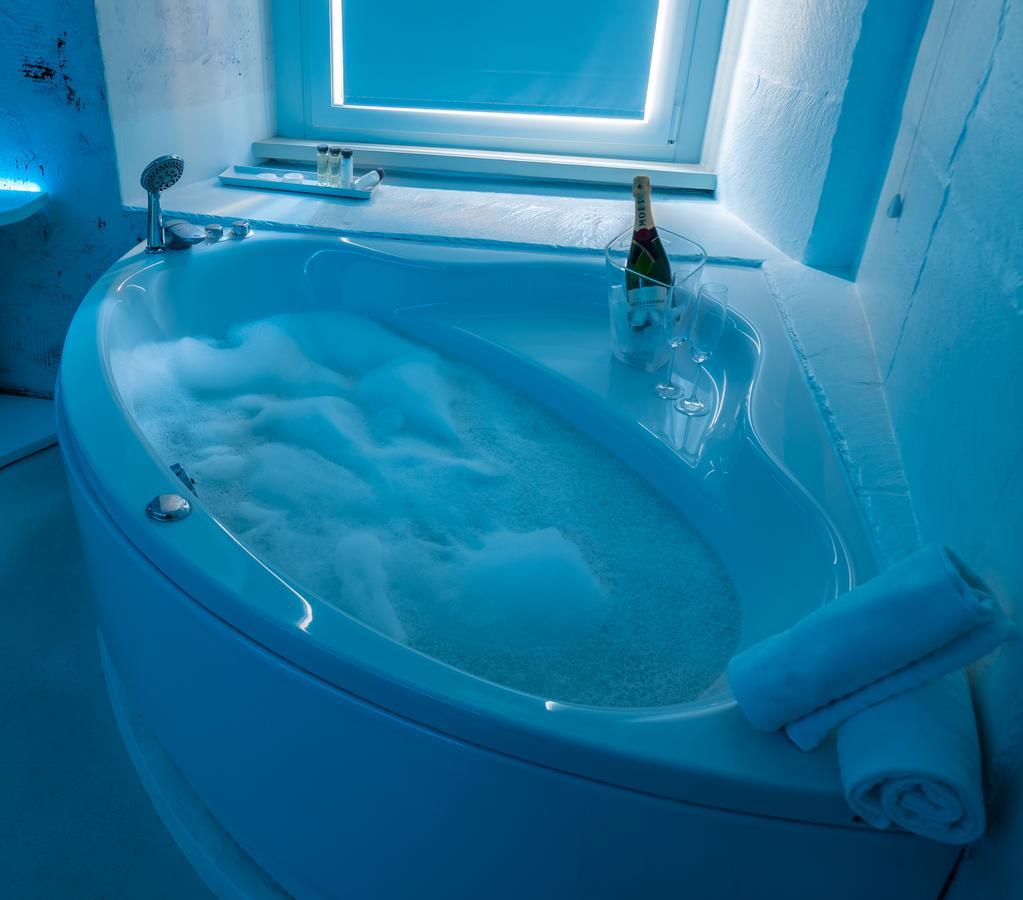 Suite Spa Bath,664487019:JPEG