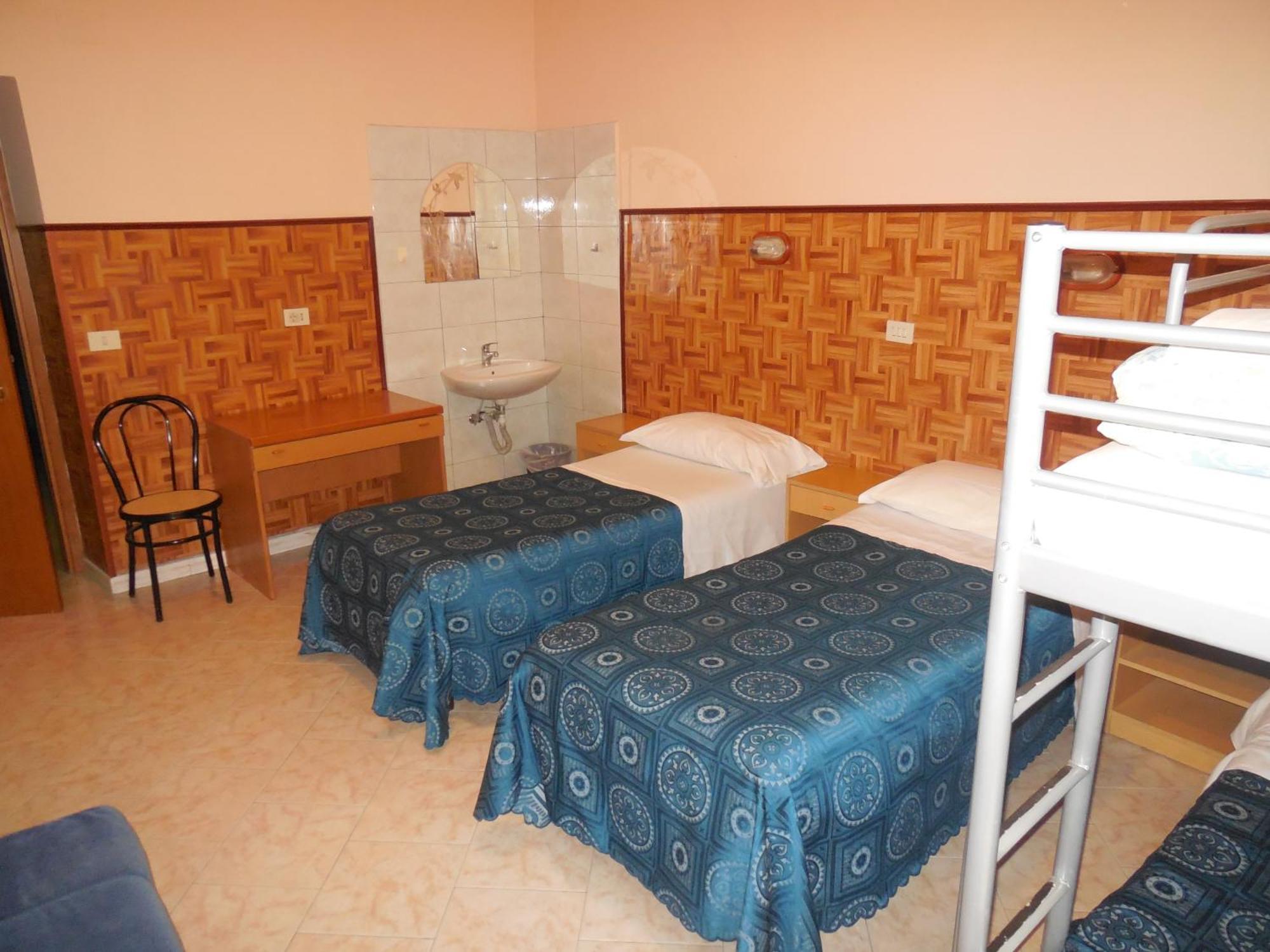 Posto Letto in Dormitorio Femminile con 5 Letti