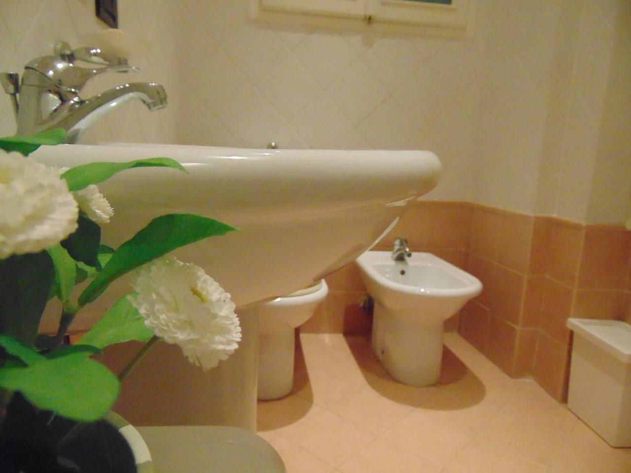 Camera Matrimoniale/Doppia con Letti Singoli con Bagno in Comune