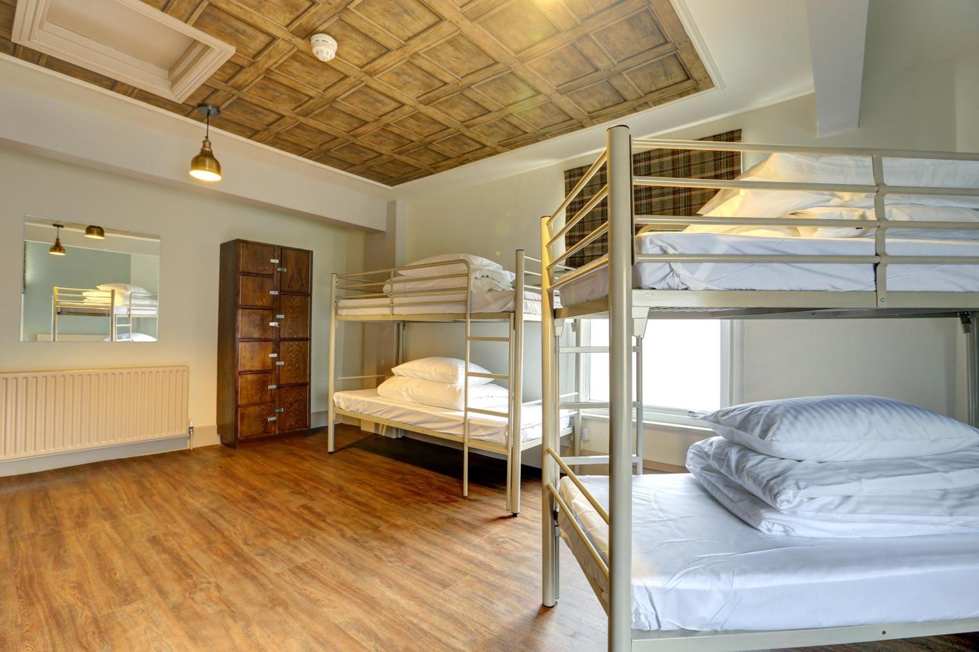 Posto Letto in Dormitorio Femminile con 6 Letti