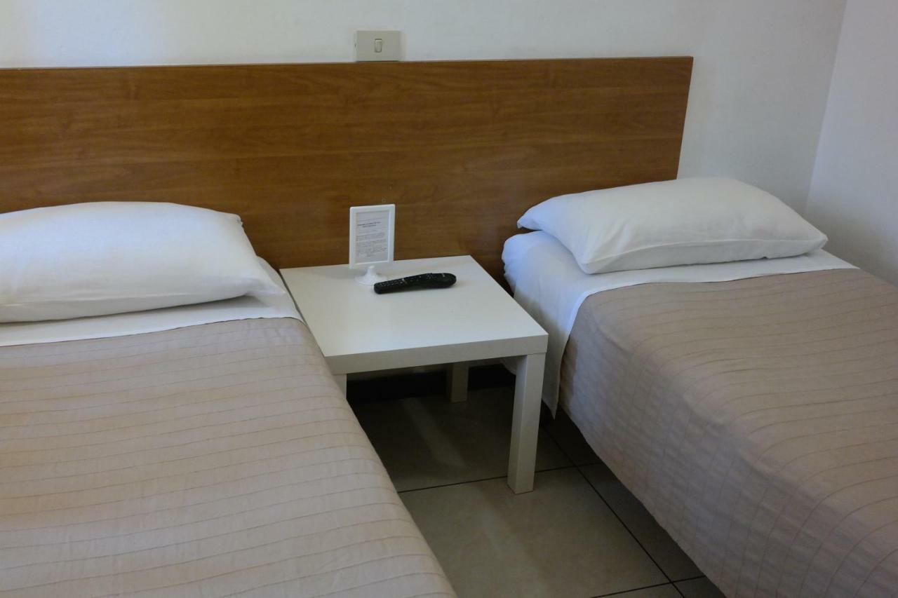 Camera Doppia con Letti Singoli e Bagno in Comune