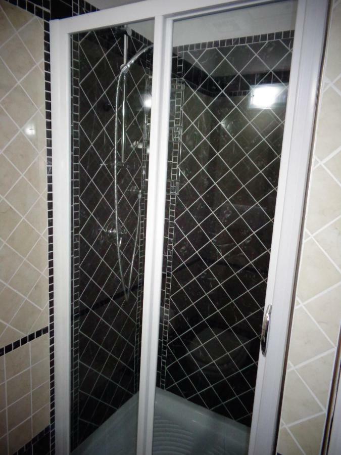 Comfort Triple Room Shower