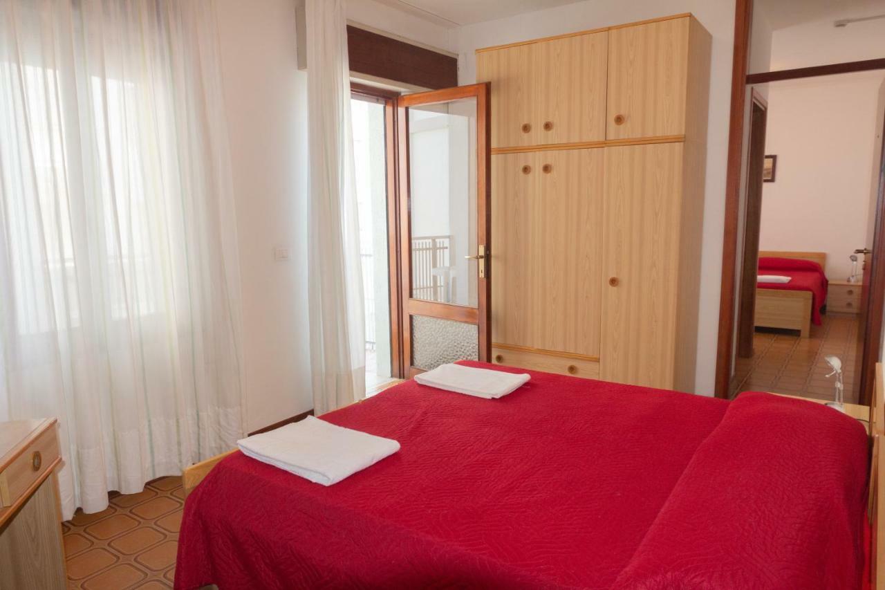 Camera Familiare con Balcone e Vista Mare Laterale