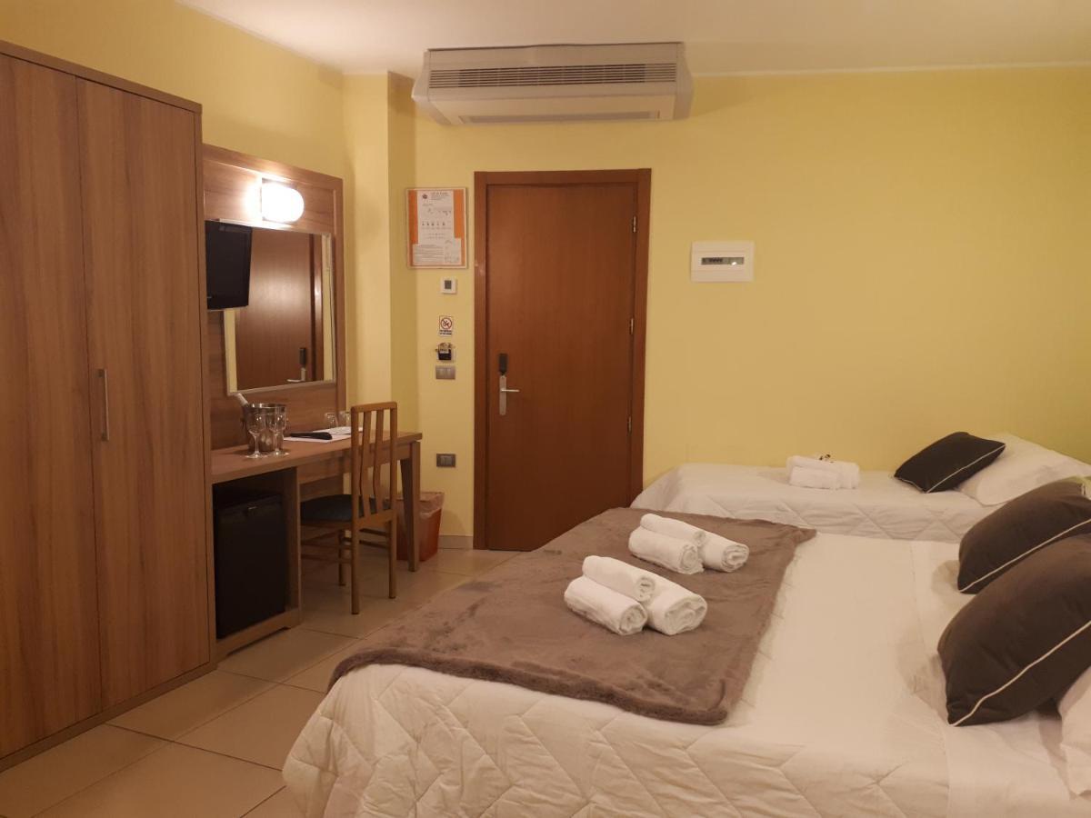 Triple Room with balcony and side Sea View,925698946:JPEG