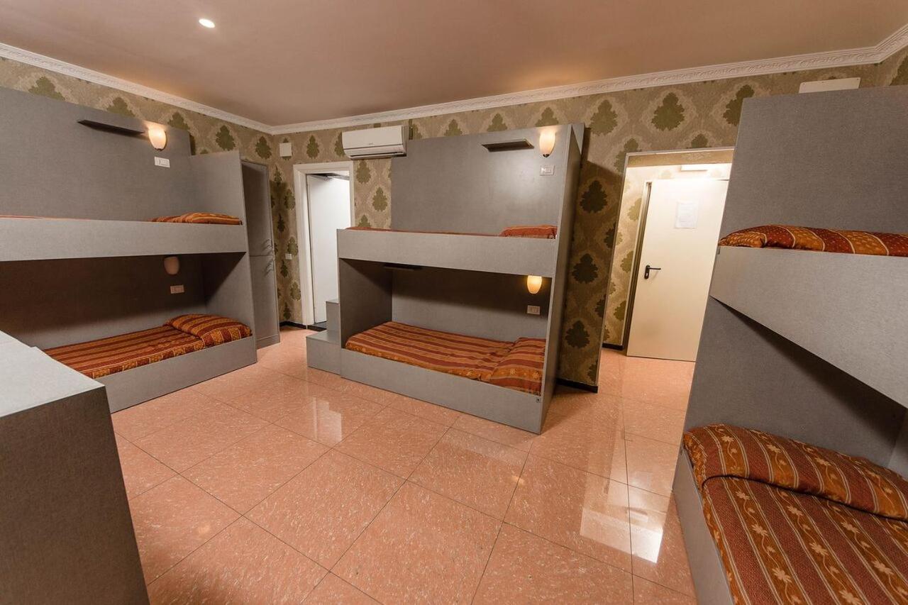 Posto Letto in Dormitorio con 6 Letti