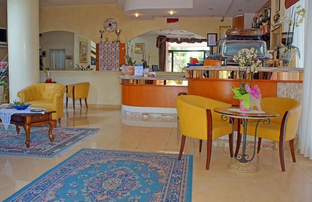 Hotel River fronte mare con piscina-1