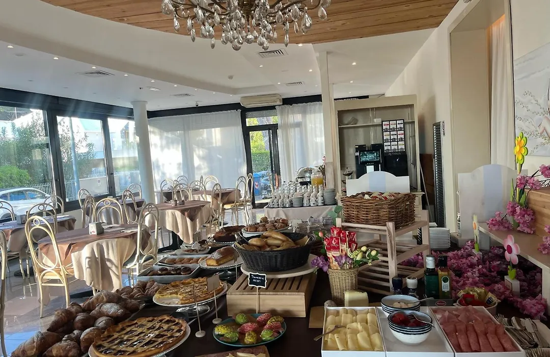 Hotel Garisenda sul Lungomare Riccione B&BRUNCH-1