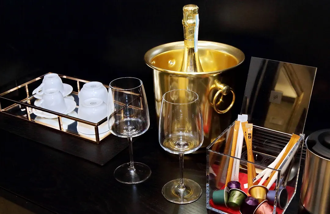 Spanish Diamond Luxury Suites & Jacuzzi-1