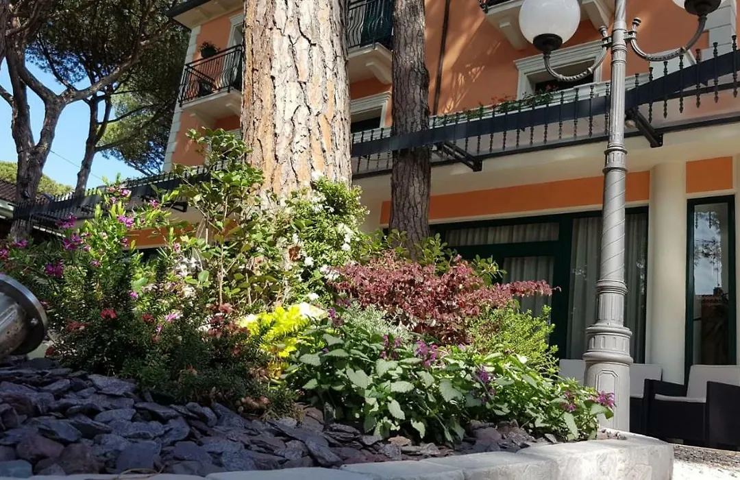 Hotel Boccaccio-free parking--1