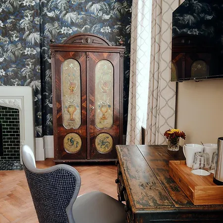 The Black Lion Pub & Boutique Guesthouse-3