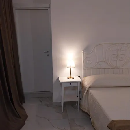 Quartieri Spagnoli Rooms-3