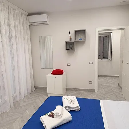Max Fox Suite-3